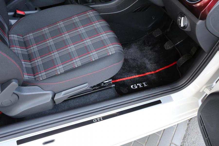 Детали интерьера Volkswagen up! GTI 2018 года  (JP) (фото 6 из 20)